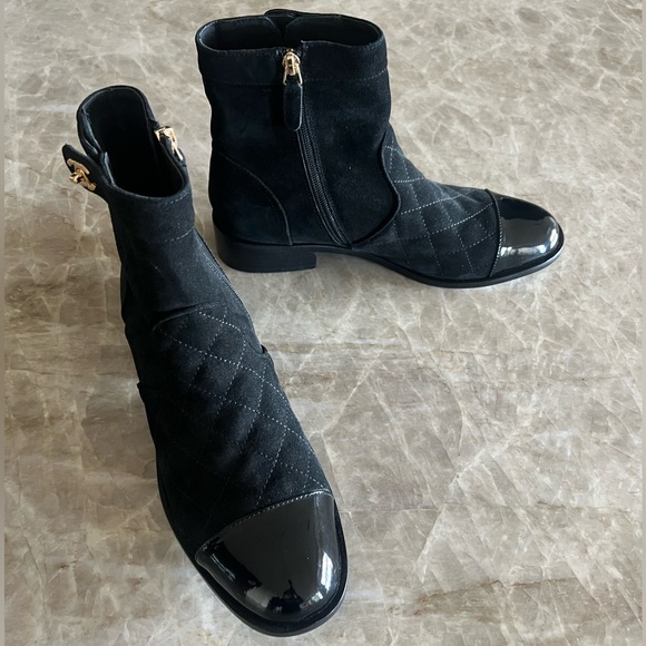 CC Chanel Suede Cap Toe Quilted Turnlock 1” Inch Stacked Heel Ankle Boots Sz 41 - Picture 8 of 15